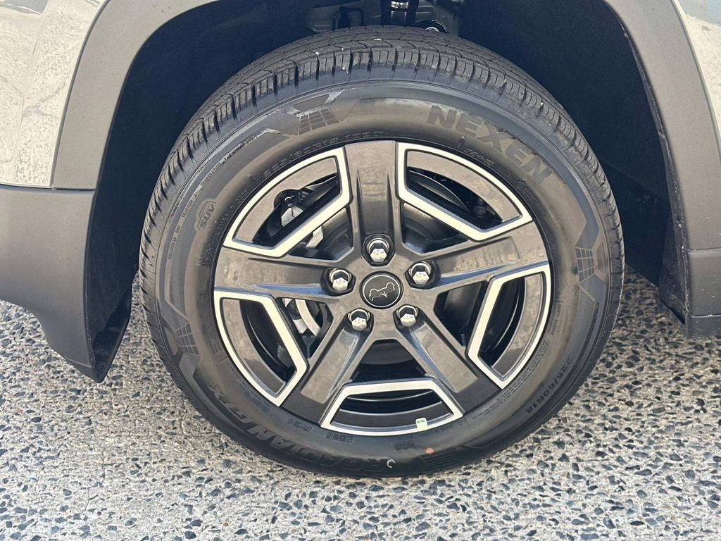 2026 Sting-Gray Clearcoat Jeep Cherokee Laredo 4X4 SUV