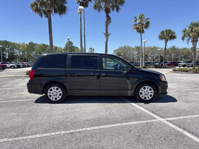 2019 Black Onyx Crystal Pearlcoat Dodge Grand Caravan SE FWD Van
