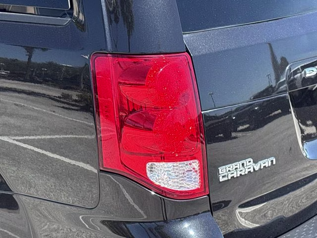 2019 Black Onyx Crystal Pearlcoat Dodge Grand Caravan SE FWD Van