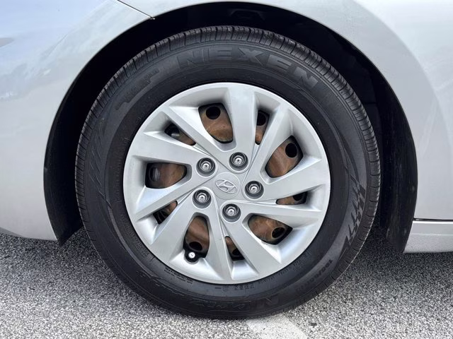 2020 Stellar Silver Hyundai Elantra SE FWD Sedan