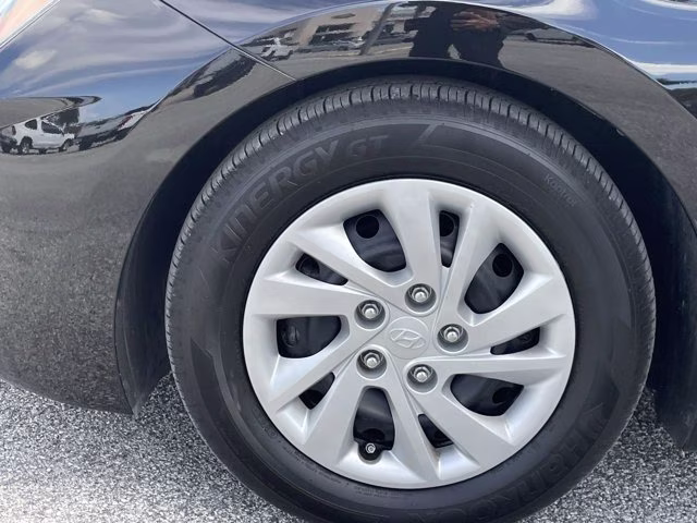 2020 Phantom Black Hyundai Elantra SE FWD Sedan