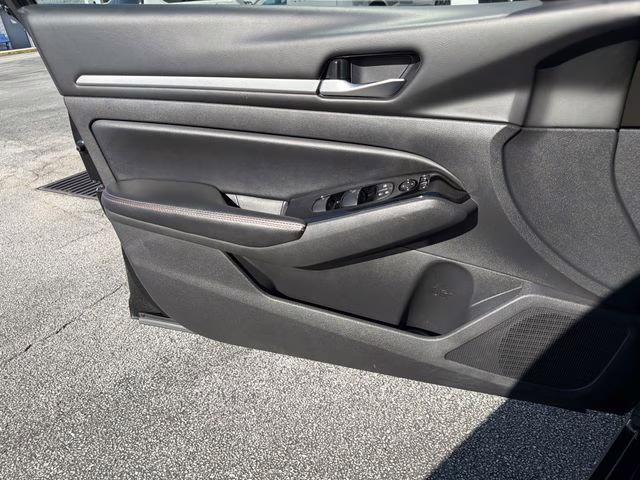 2024 Super Black Clearcoat Nissan Altima 2.5 SR FWD Sedan