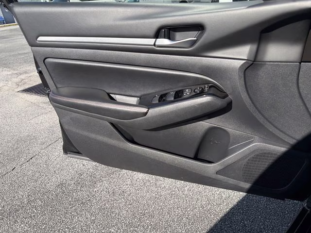 2024 Super Black Clearcoat Nissan Altima 2.5 SR FWD Sedan