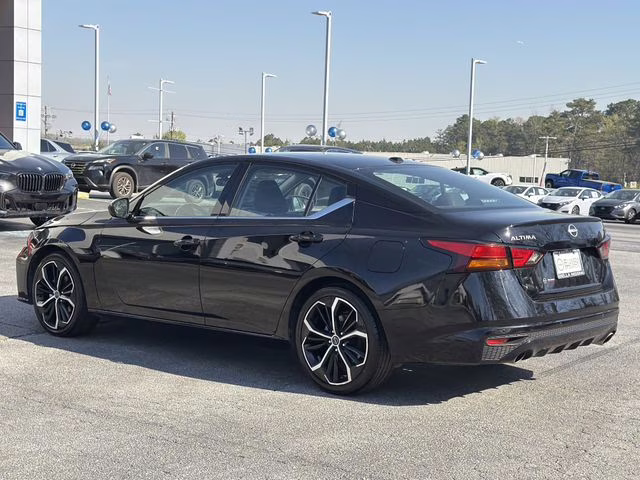 2024 Super Black Clearcoat Nissan Altima 2.5 SR FWD Sedan
