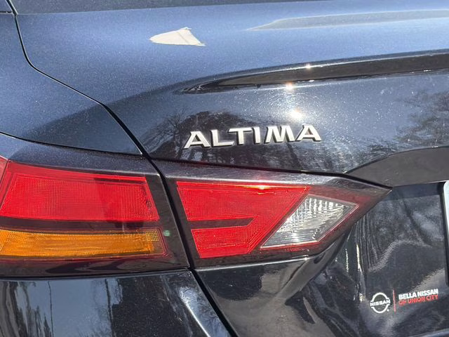 2024 Super Black Clearcoat Nissan Altima 2.5 SR FWD Sedan