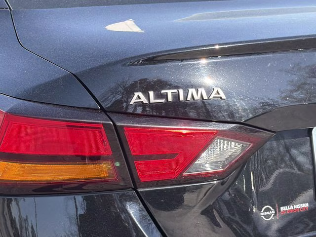 2024 Super Black Clearcoat Nissan Altima 2.5 SR FWD Sedan