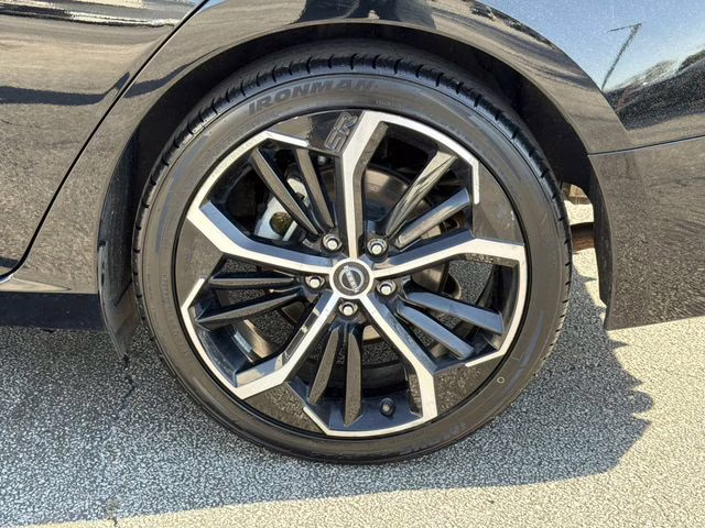 2024 Super Black Clearcoat Nissan Altima 2.5 SR FWD Sedan