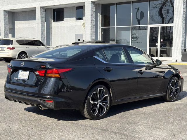 2024 Super Black Clearcoat Nissan Altima 2.5 SR FWD Sedan