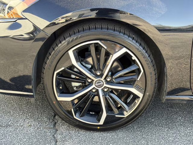 2024 Super Black Clearcoat Nissan Altima 2.5 SR FWD Sedan