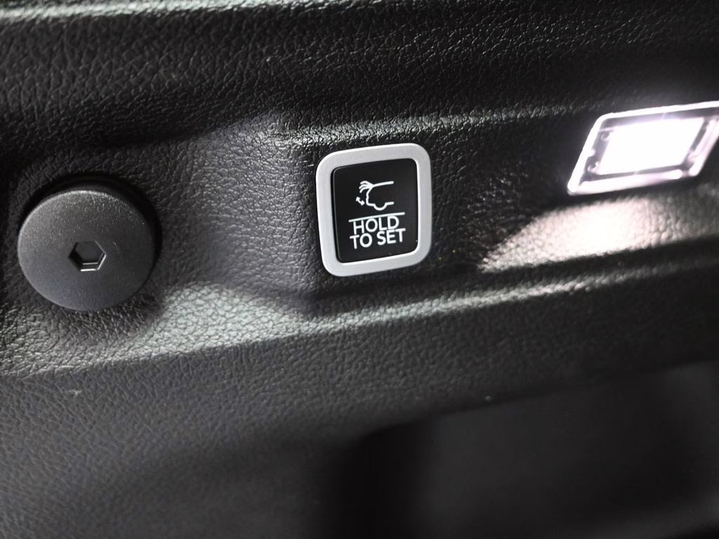 2025 Bright White Clearcoat Jeep Grand Cherokee L Altitude X 4X4 SUV