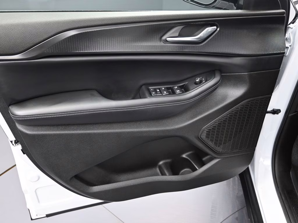 2025 Bright White Clearcoat Jeep Grand Cherokee L Altitude X 4X4 SUV