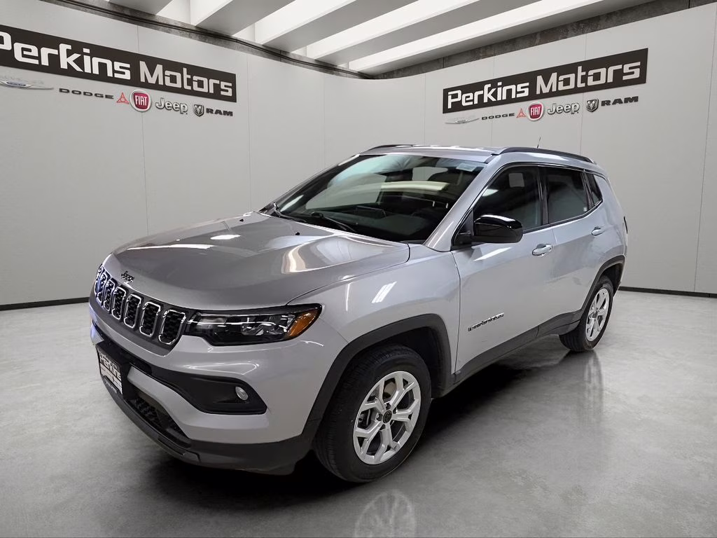 2025 Silver Zynith Metallic Clearcoat Jeep Compass Latitude 4X4 SUV