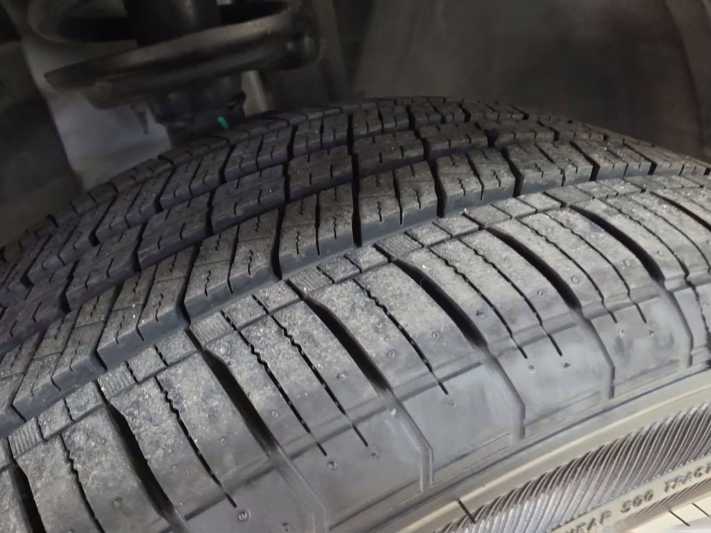 2025 Silver Zynith Metallic Clearcoat Jeep Compass Latitude 4X4 SUV