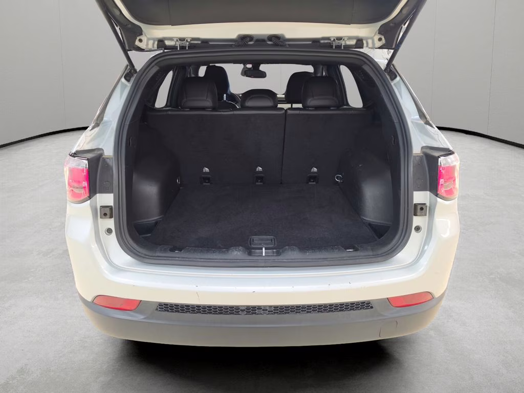 2025 Silver Zynith Metallic Clearcoat Jeep Compass Latitude 4X4 SUV