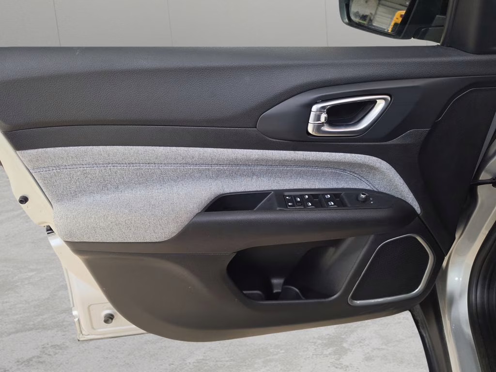 2025 Silver Zynith Metallic Clearcoat Jeep Compass Latitude 4X4 SUV