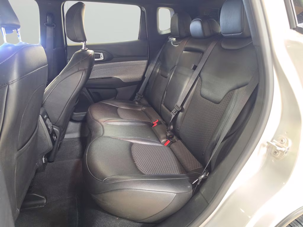 2025 Silver Zynith Metallic Clearcoat Jeep Compass Latitude 4X4 SUV