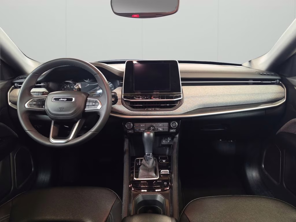 2025 Silver Zynith Metallic Clearcoat Jeep Compass Latitude 4X4 SUV