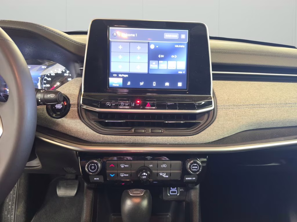 2025 Silver Zynith Metallic Clearcoat Jeep Compass Latitude 4X4 SUV