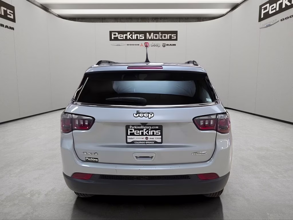 2025 Silver Zynith Metallic Clearcoat Jeep Compass Latitude 4X4 SUV