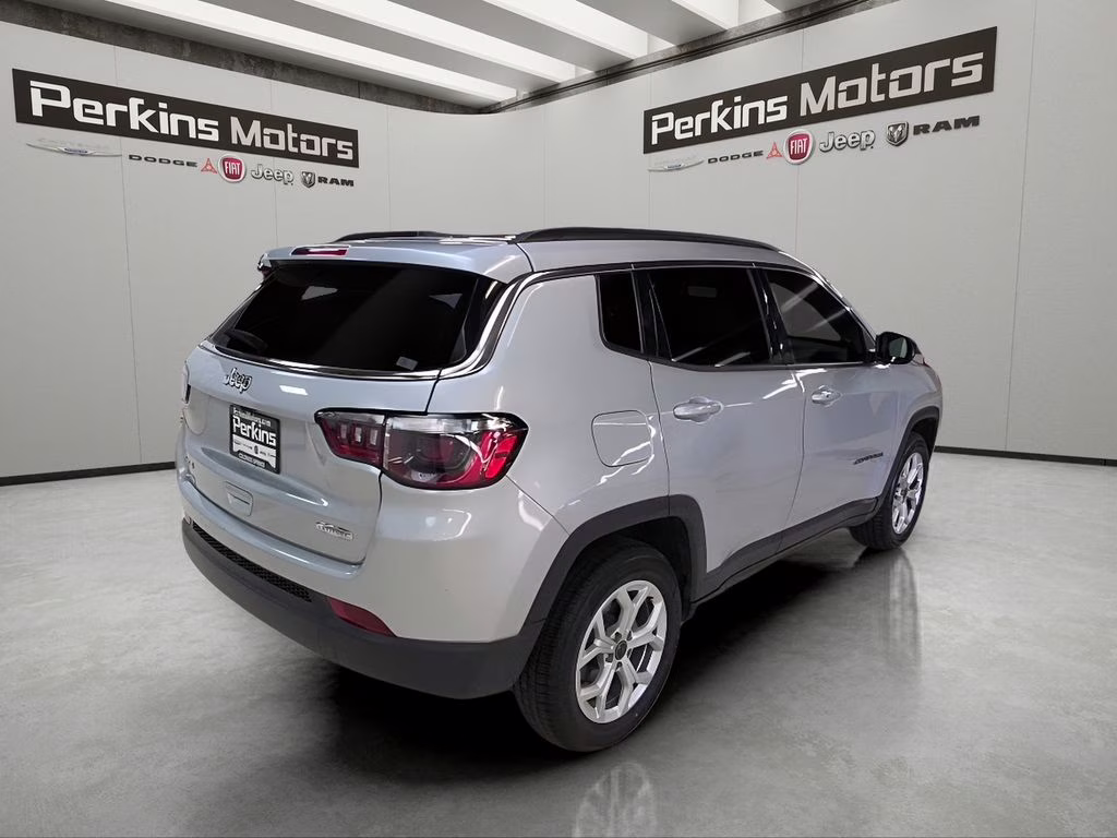 2025 Silver Zynith Metallic Clearcoat Jeep Compass Latitude 4X4 SUV