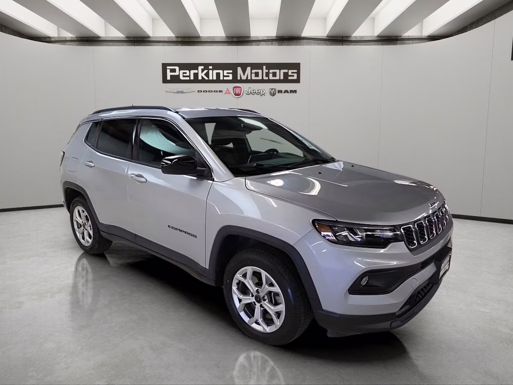 2025 Silver Zynith Metallic Clearcoat Jeep Compass Latitude 4X4 SUV