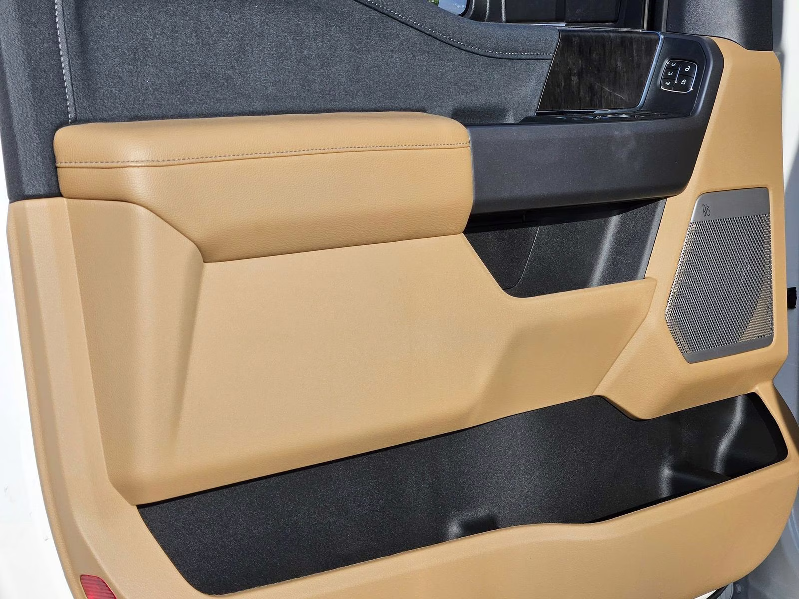 2026 White Ford Super Duty F-250 SRW Lariat 4X4 Truck