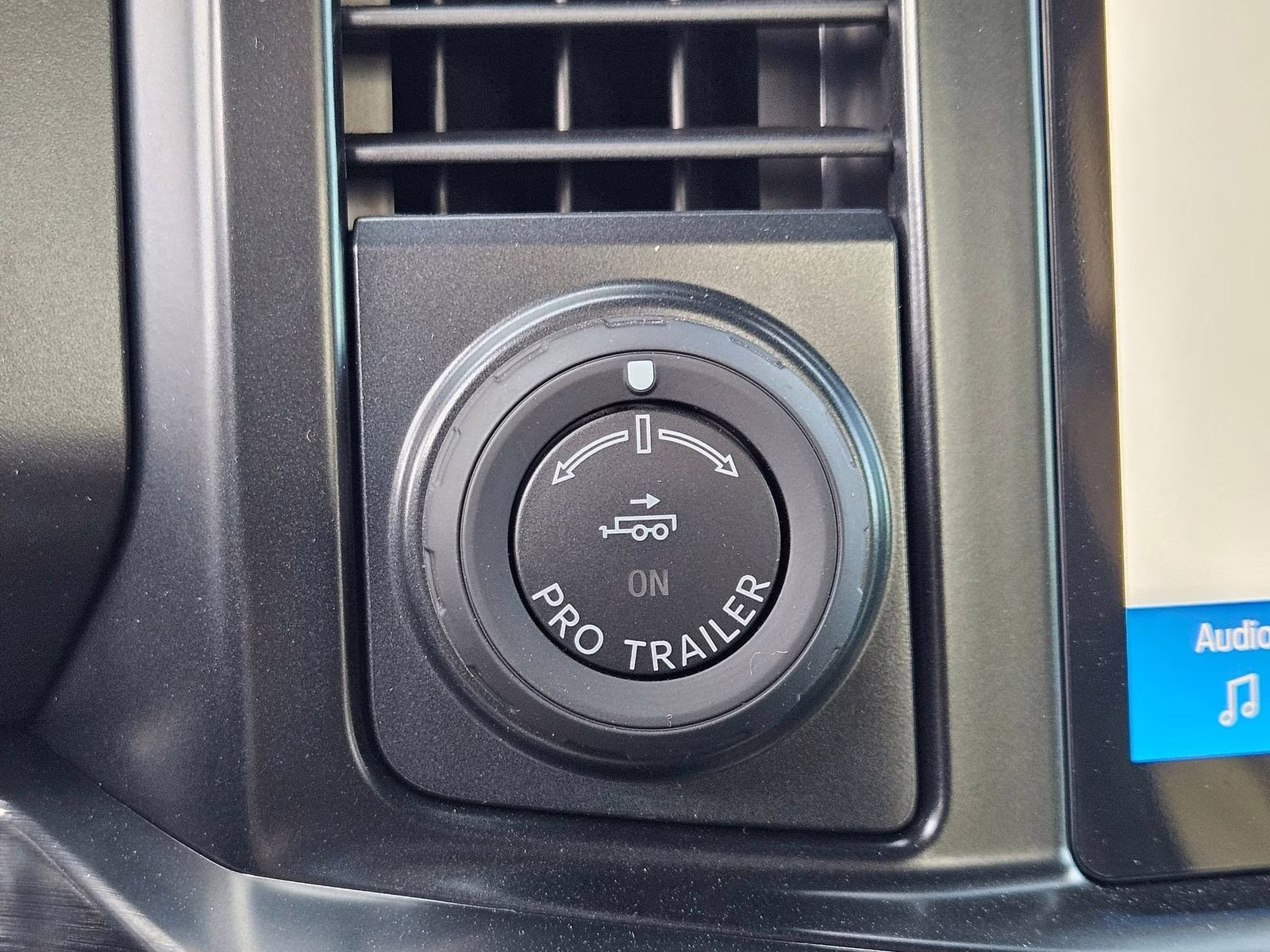 2026 White Ford Super Duty F-250 SRW Lariat 4X4 Truck