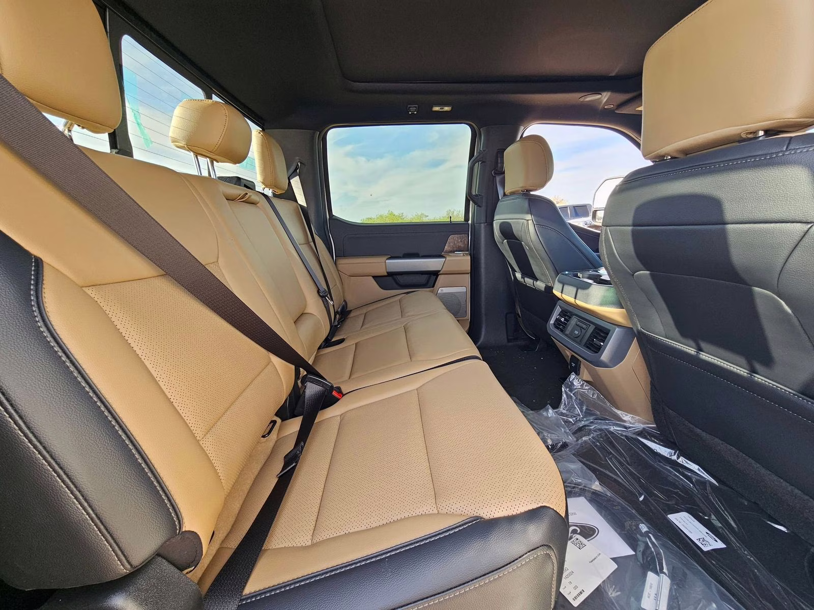 2026 White Ford Super Duty F-250 SRW Lariat 4X4 Truck