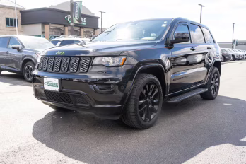 2019 Diamond Black Crystal Pearlcoat Jeep Grand Cherokee Altitude 4X4 SUV