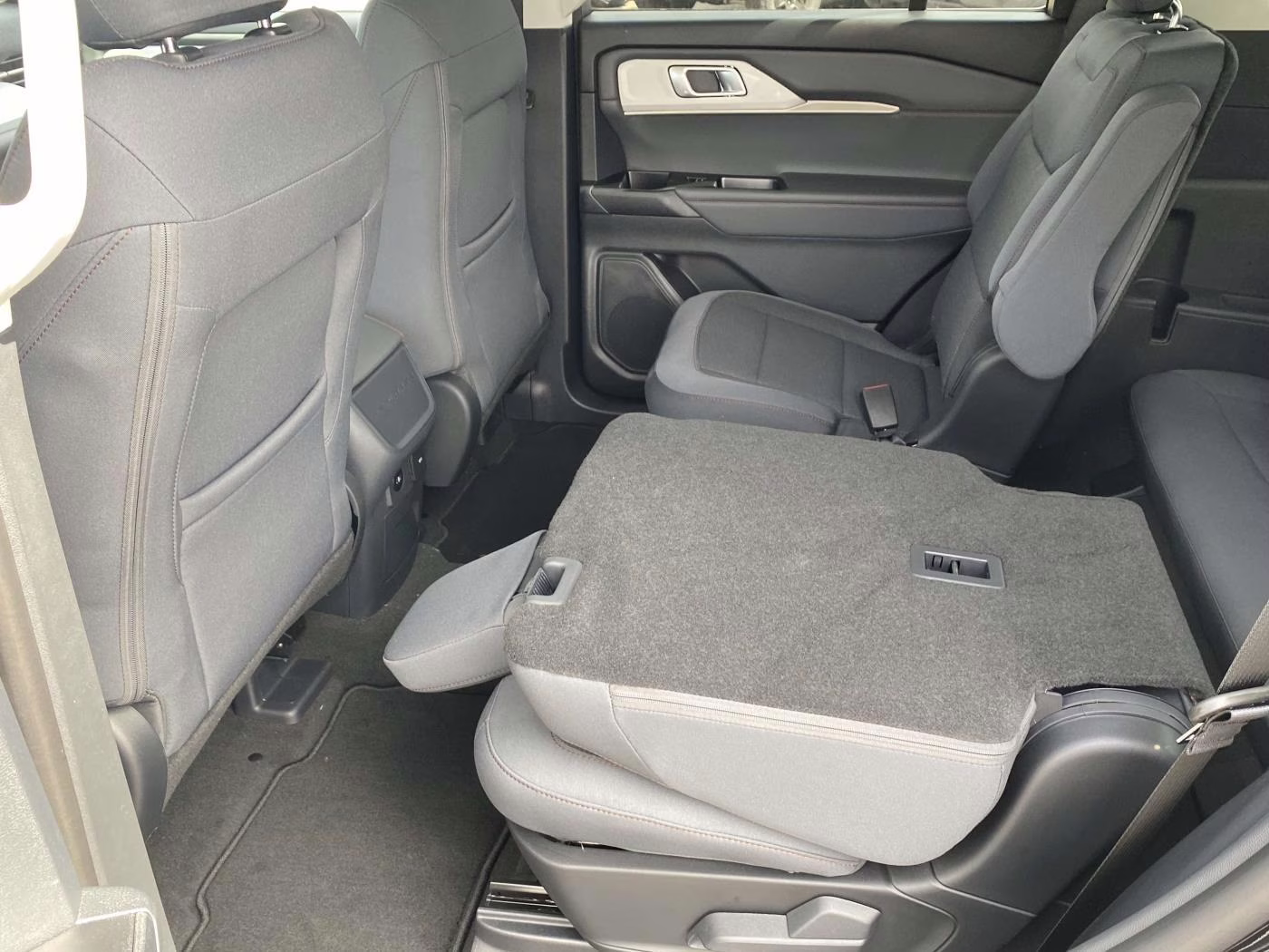 2026 Agate Black Metallic Ford Explorer Active RWD SUV