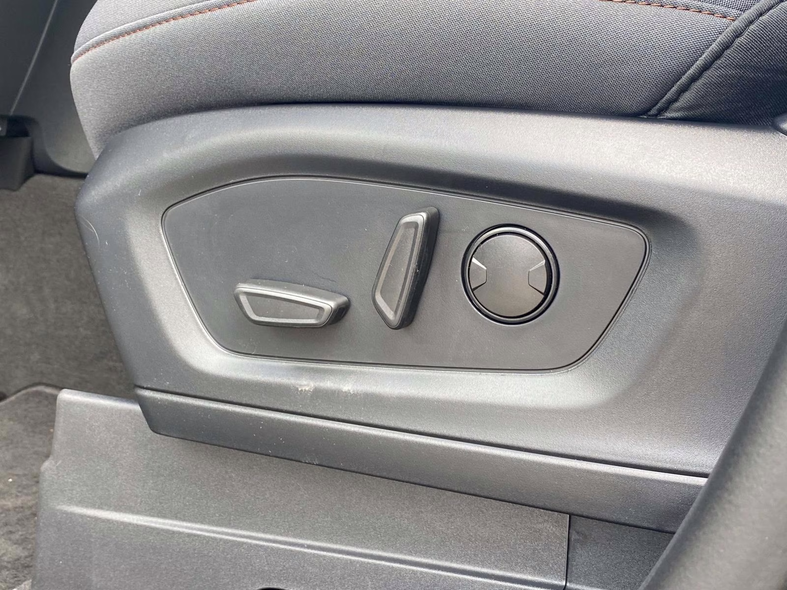 2026 Agate Black Metallic Ford Explorer Active RWD SUV