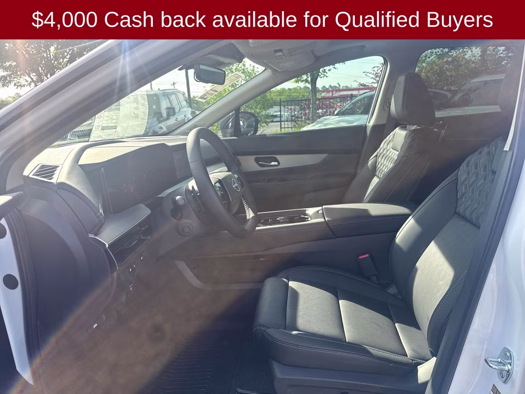 2026 Everest White Pearl/Black Nissan Murano Platinum AWD SUV