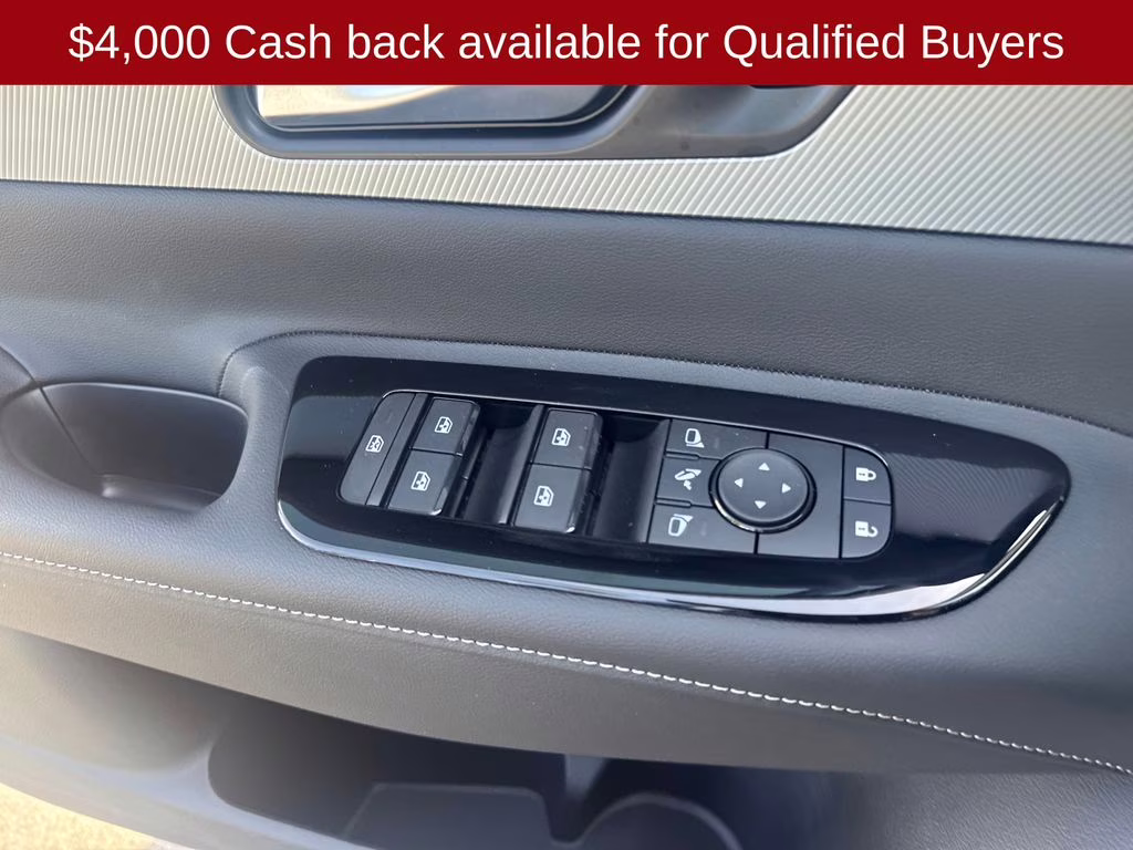 2026 Everest White Pearl/Black Nissan Murano Platinum AWD SUV