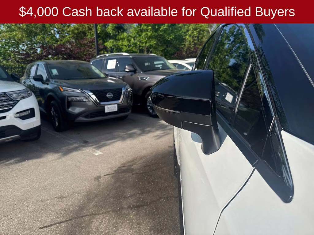 2026 Everest White Pearl/Black Nissan Murano Platinum AWD SUV