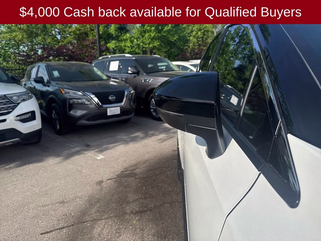 2026 Everest White Pearl/Black Nissan Murano Platinum AWD SUV