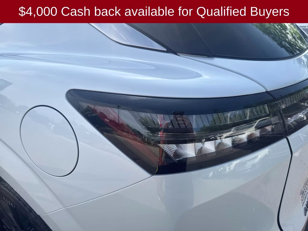 2026 Everest White Pearl/Black Nissan Murano Platinum AWD SUV