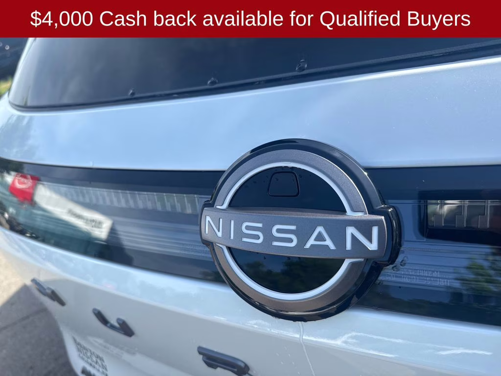 2026 Everest White Pearl/Black Nissan Murano Platinum AWD SUV