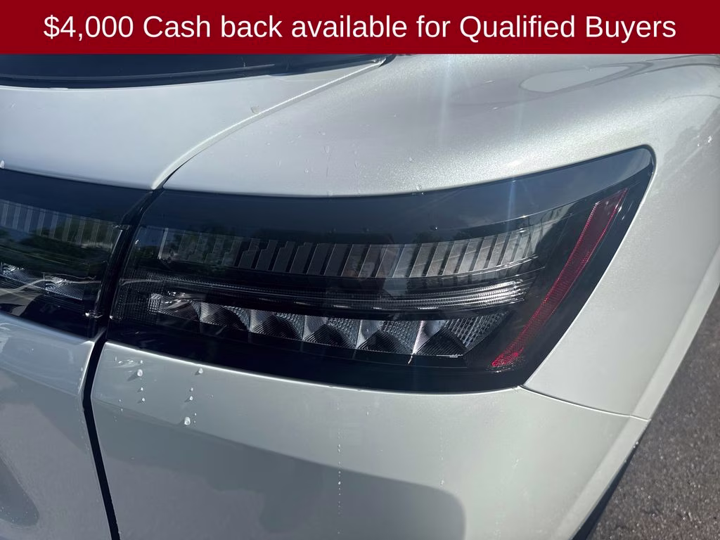 2026 Everest White Pearl/Black Nissan Murano Platinum AWD SUV