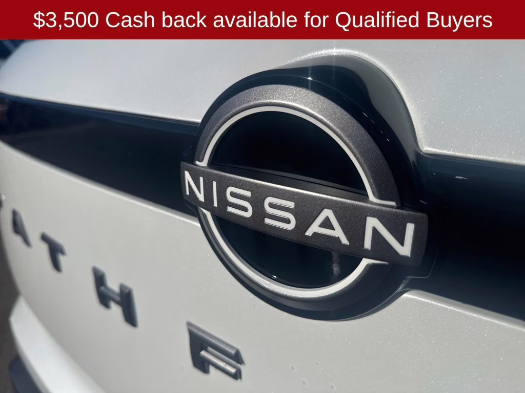 2026 Everest White Pearl Tricoat Nissan Pathfinder Platinum 4X4 SUV