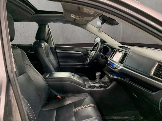 2018 Predawn Gray Mica Toyota Highlander SE AWD SUV