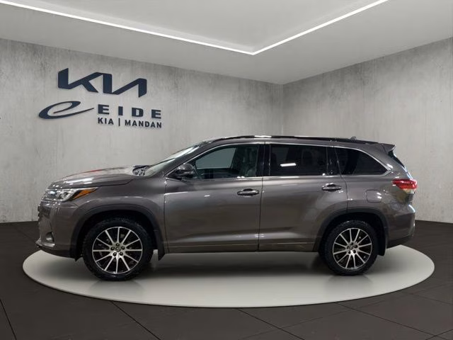 2018 Predawn Gray Mica Toyota Highlander SE AWD SUV
