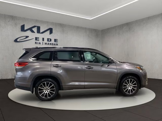 2018 Predawn Gray Mica Toyota Highlander SE AWD SUV