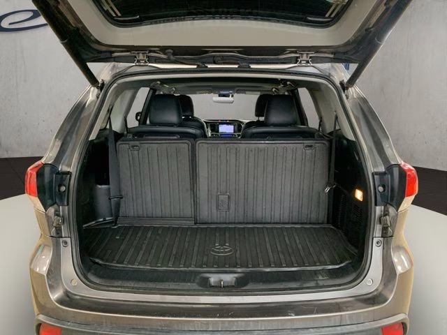 2018 Predawn Gray Mica Toyota Highlander SE AWD SUV