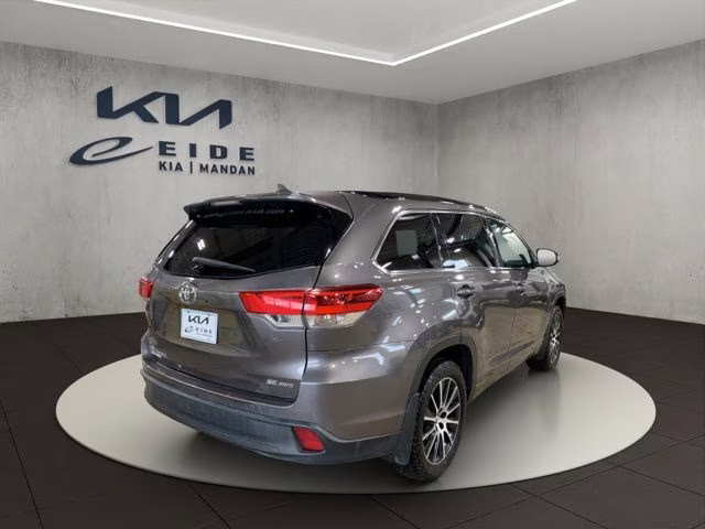 2018 Predawn Gray Mica Toyota Highlander SE AWD SUV