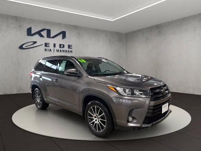 2018 Predawn Gray Mica Toyota Highlander SE AWD SUV