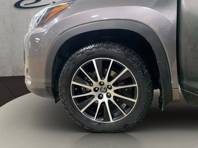 2018 Predawn Gray Mica Toyota Highlander SE AWD SUV