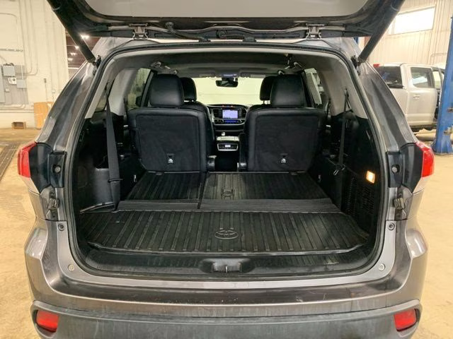 2018 Predawn Gray Mica Toyota Highlander SE AWD SUV