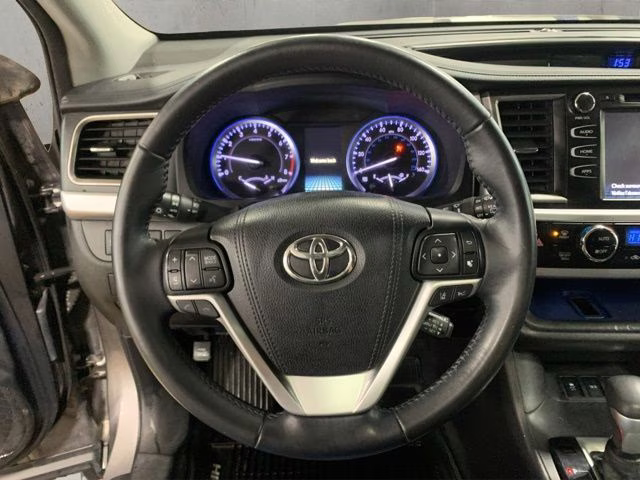 2018 Predawn Gray Mica Toyota Highlander SE AWD SUV