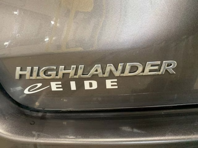 2018 Predawn Gray Mica Toyota Highlander SE AWD SUV