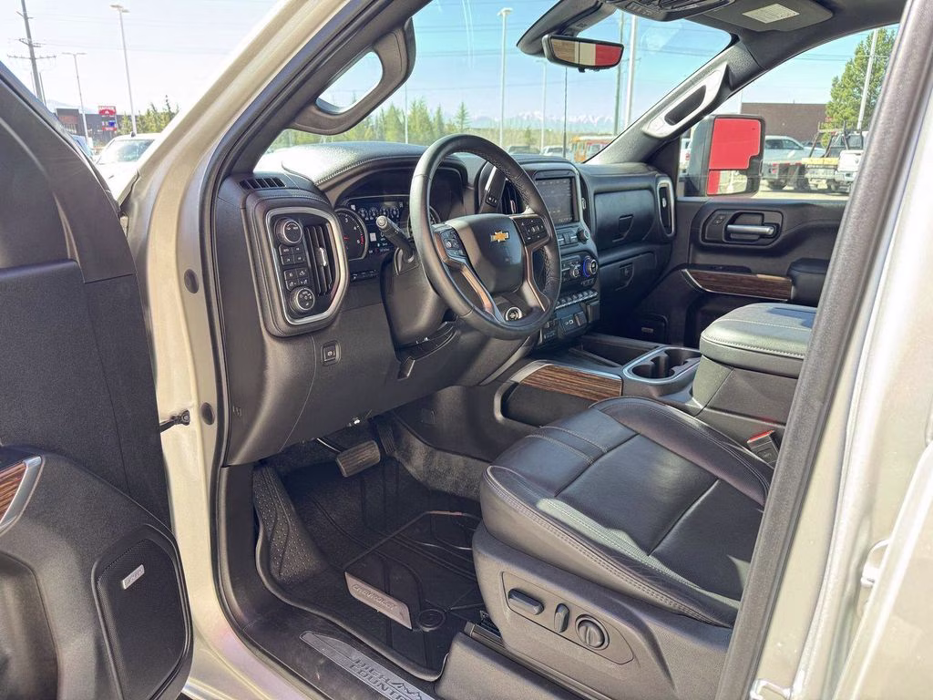 2023 Silver Ice Metallic Chevrolet Silverado 2500HD High Country 4X4 Truck